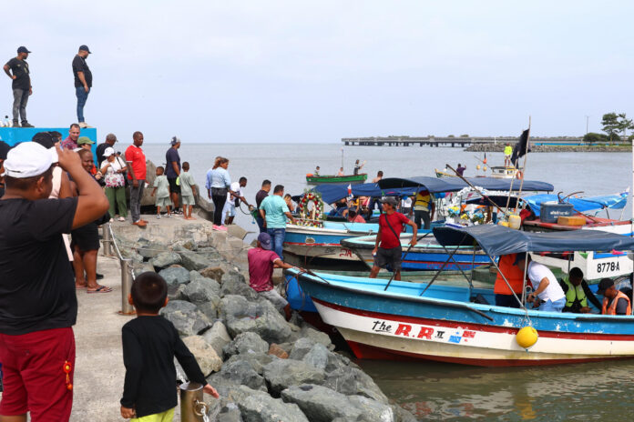 Personas esperan para subir a embarcaciones durante la celebración del día de la Virgen del Carmen este 16 de julio de 2026, en la bahía de Ciudad de Panamá (Panamá). EFE/ Carlos Lemos
