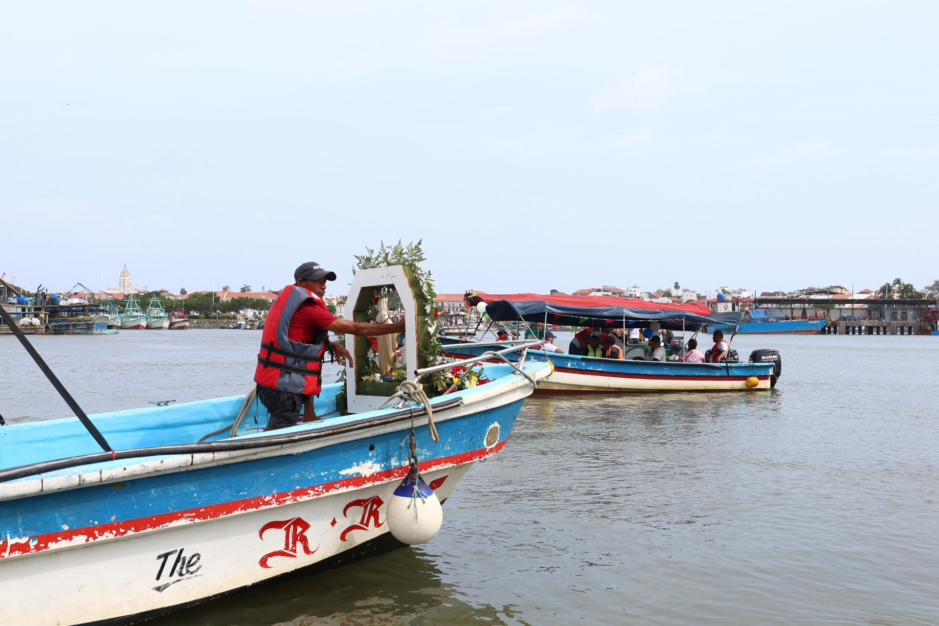 Personas navegan durante la celebración del día de la Virgen del Carmen este 16 de julio de 2026, en la bahía de Ciudad de Panamá (Panamá). EFE/ Carlos Lemos
