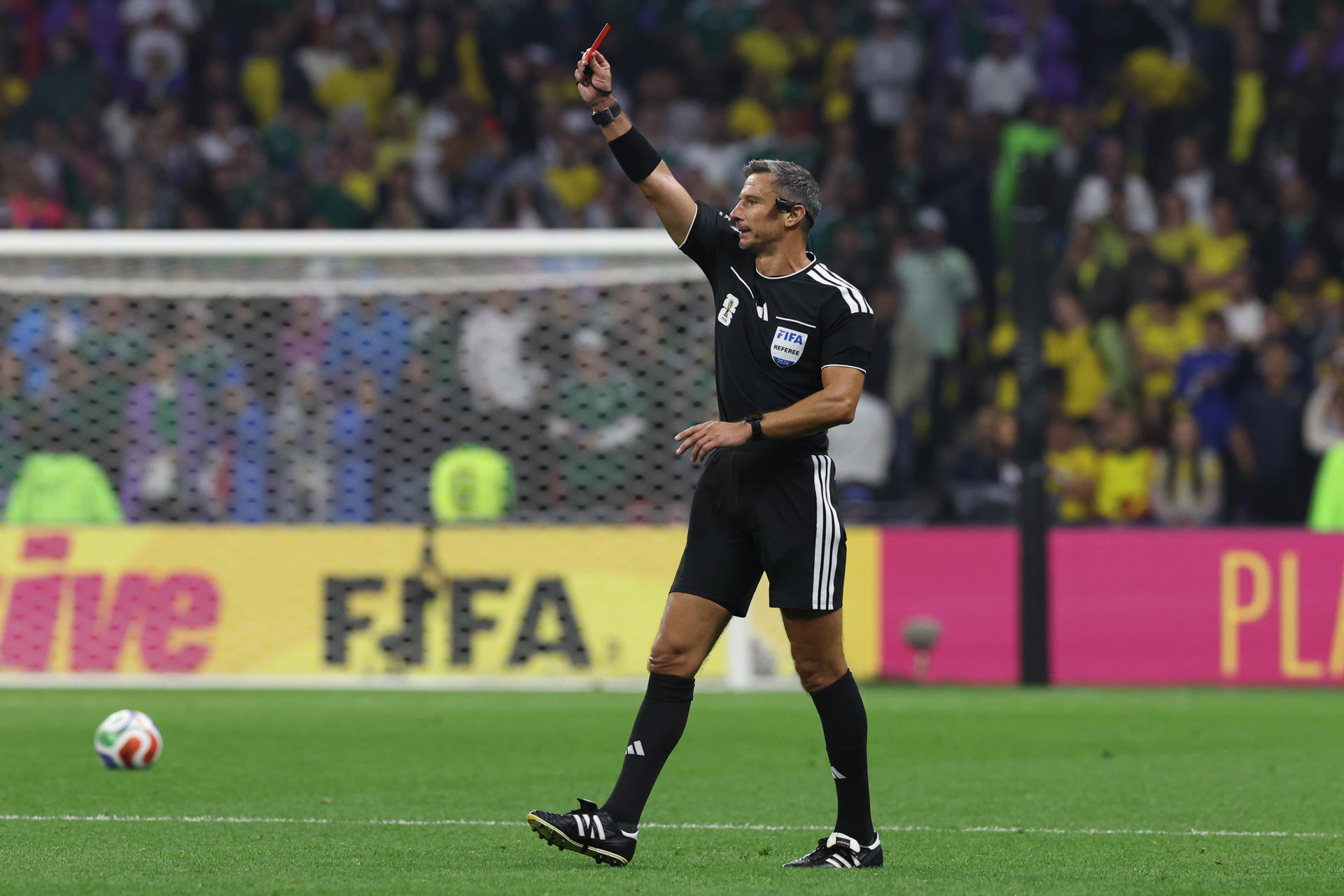 El árbitro Slavko Vincic en el partido México-Ecuador de dieciseisavos del Mundial 2026. EFE/Alex Cruz
