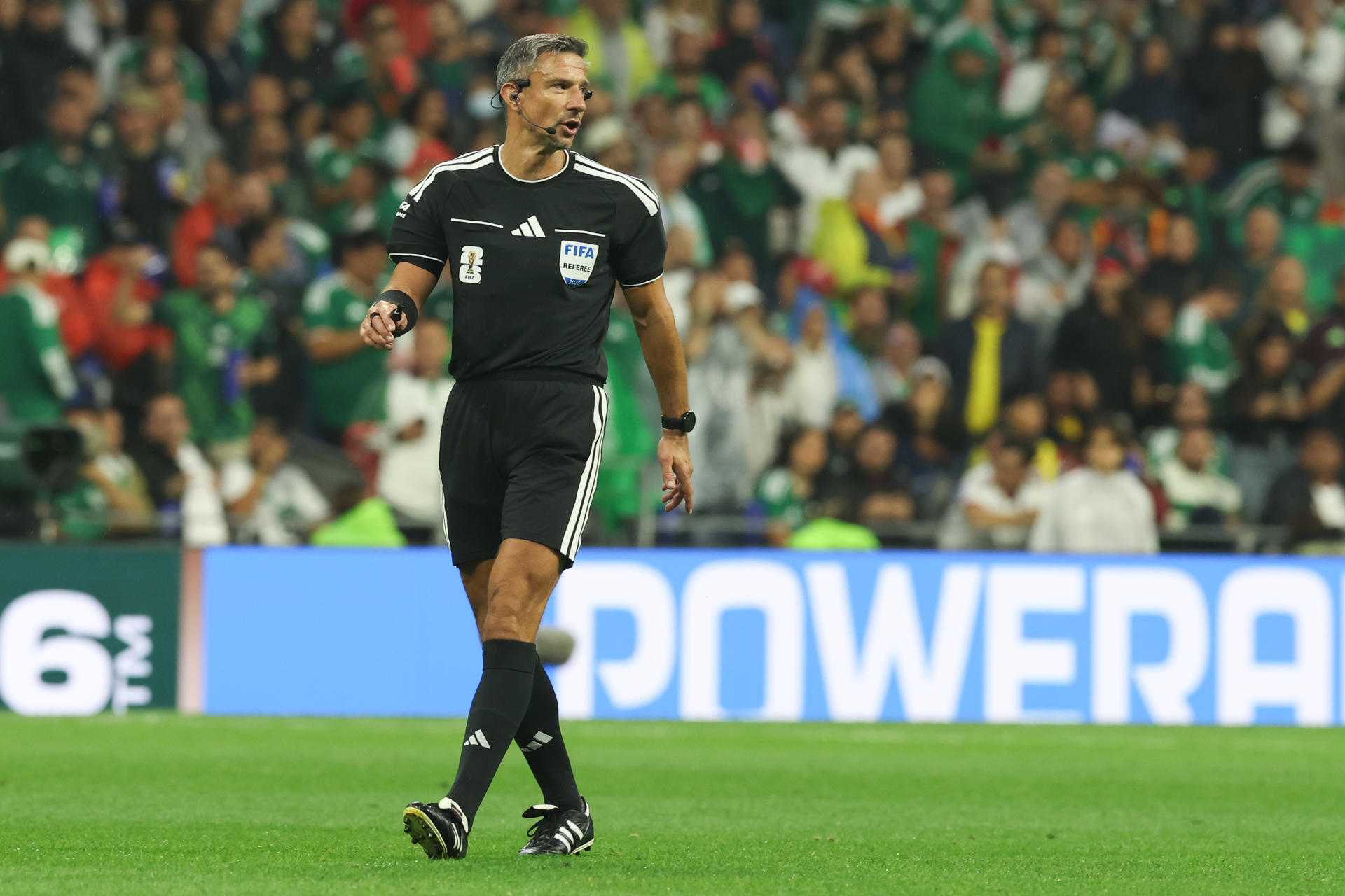 El árbitro Slavko Vincic dirigió el partido de dieciseisavos de final entre México y Ecuador en el estadio Azteca. EFE/Alex Cruz
