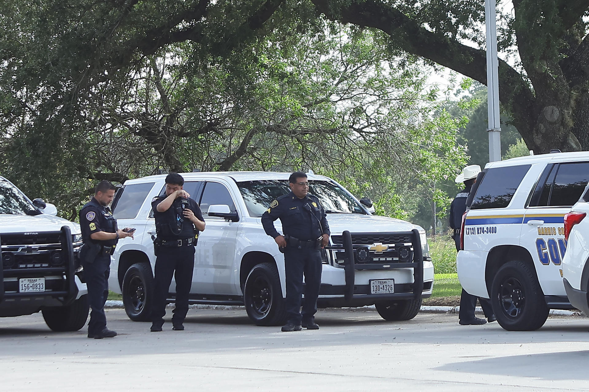 Un grupo de policías fue captado este 16 de julio al custodiar la funeraria donde se vela al migrante mexicano Lorenzo Salgado, quien fue baleado la semana pasada por un agente del Servicio de Inmigración y Control de Aduanas (ICE), en Houston (EE.UU.). EFE/Carlos Ramírez