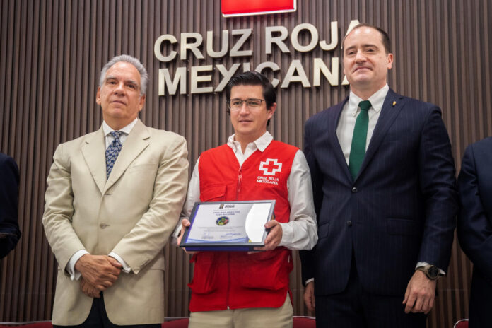 Fotografía cedida este 16 de julio por la Cruz Roja Mexicana, en la que se captó a su presidente, Eduardo de Agüero Le Duc (i), y su coordinador nacional de Socorros y Desastres, José Antonio Venta (c), durante un acto de reconocimiento a los voluntarios que atendieron las urgencias durante el Mundial FIFA 2026, en la Ciudad de México (México). EFE/Cruz Roja Mexicana
