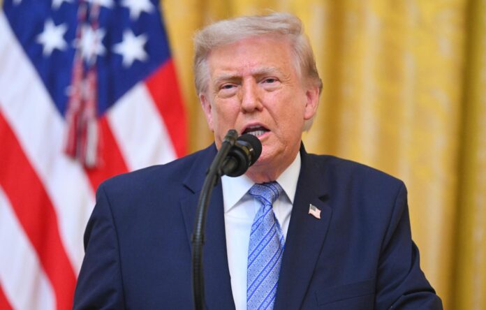 El presidente de EE.UU., Donald Trump, fue captado este 16 de julio al dirigirse a la nación, desde la Casa Blanca, en Washington DC (EE.UU.). EFE/Saúl Loeb/Pool

