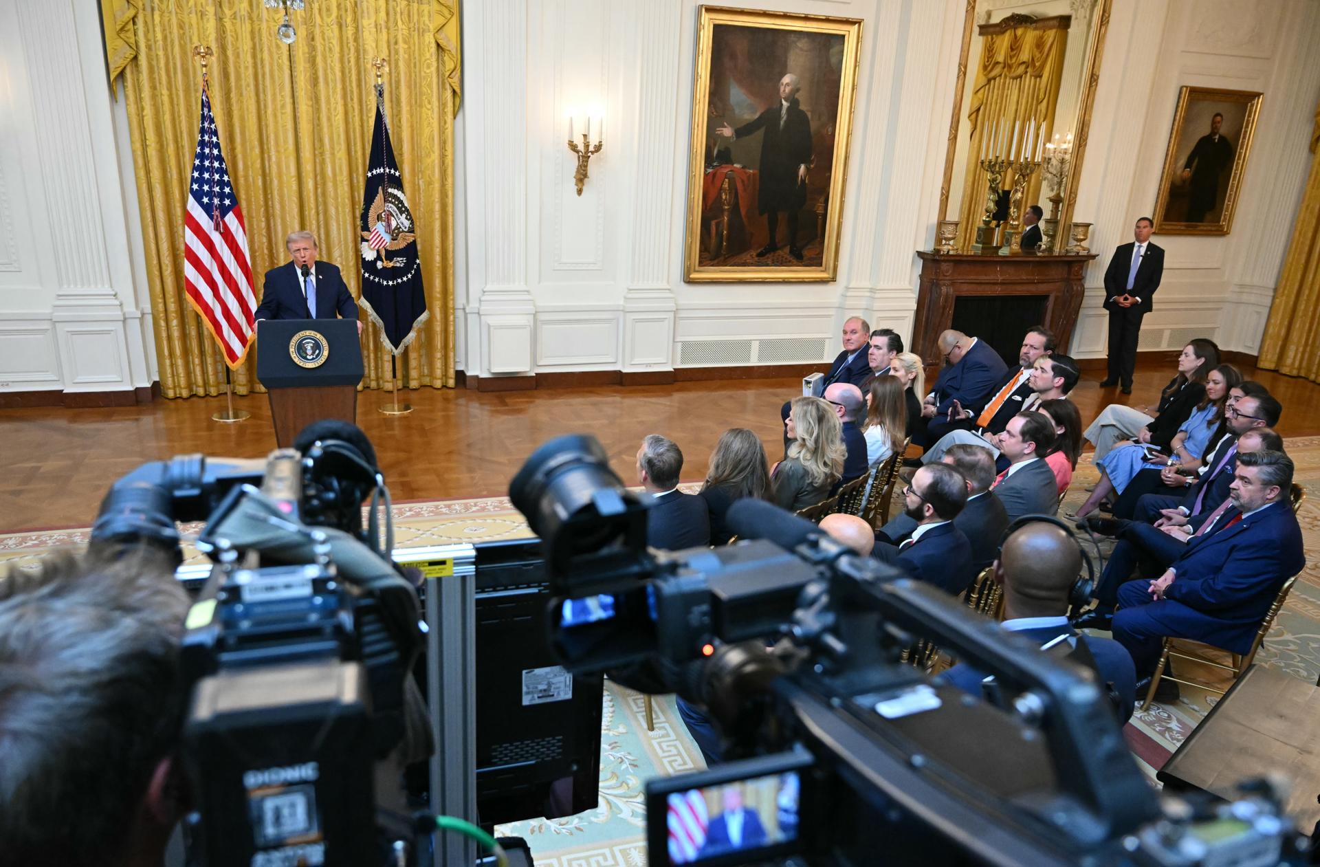 El presidente de EE.UU., Donald Trump, fue captado este 16 de julio al dirigirse a la nación, desde la Casa Blanca, en Washington DC (EE.UU.). EFE/Saúl Loeb/Pool
