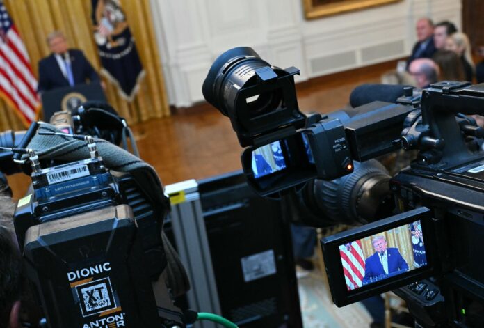 Detalle de varias cámaras de televisión al registrar al presidente de Estados Unidos, Donald Trump (i), durante un discurso que dirigió a la nación este 16 de julio, desde la Casa Blanca, en Washington DC (EE.UU.). EFE/Saul Loeb/Pool
