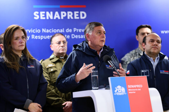 El biministro del Interior y de la Secretaría General de Gobierno, Claudio Alvarado (c), habla durante una rueda de prensa este jueves, en Santiago (Chile). EFE/ Javier Torres Lantadilla
