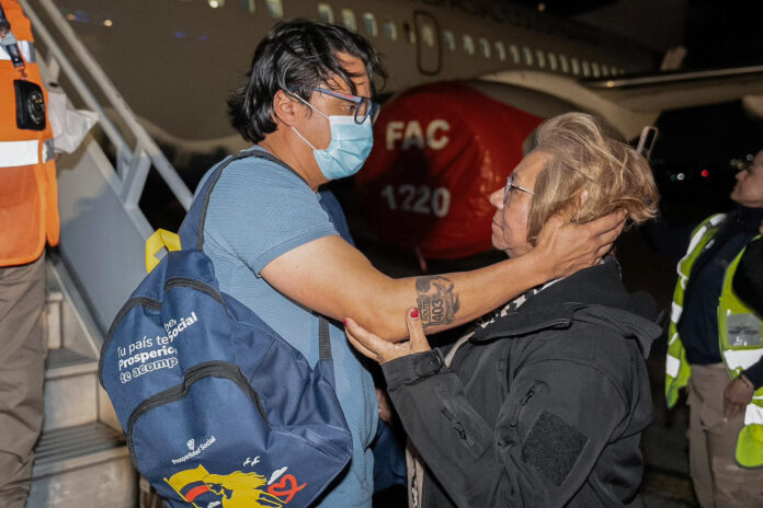 Fotografía cedida por la Cancillería de Colombia que muestra al activista colombiano Franklin Humberto Coral (i), conocido como Beto Coral, saludando a la canciller de Colombia, Rosa María Villavicencio, tras su llegada desde Estados Unidos este jueves, en Bogotá (Colombia). EFE/ Cancillería de Colombia
