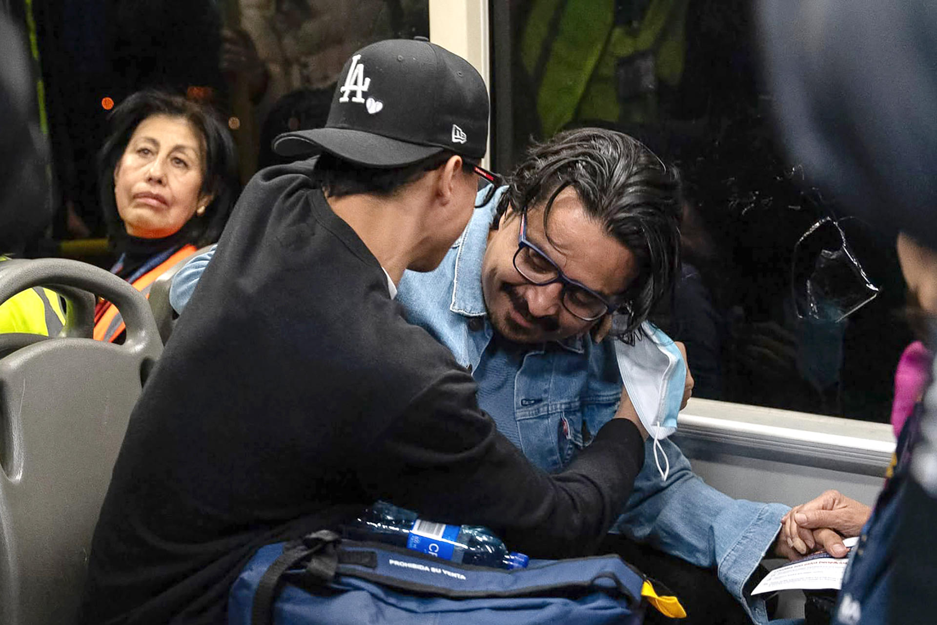 Fotografía cedida por la Cancillería de Colombia que muestra al activista colombiano Franklin Humberto Coral (d), conocido como Beto Coral, tras su llegada desde Estados Unidos este jueves, en Bogotá (Colombia). EFE/ Cancillería de Colombia