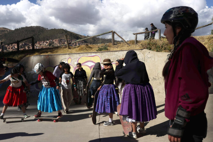 Jóvenes vestidas con la tradicional pollera de las mujeres aimaras participan en el evento 'La Paz sobre ruedas' este jueves, en La Paz (Bolivia). EFE/ Luis Gandarillas

