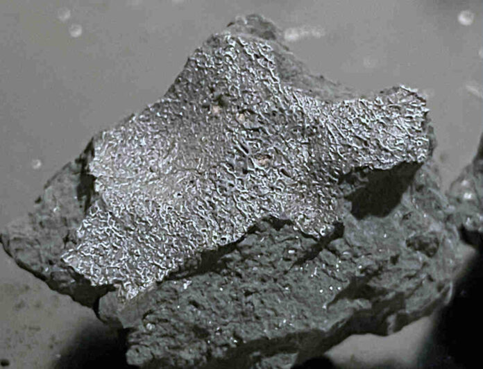 Fotografía cedida por SETI Institute donde se muestra un fragmento del meteorito de Hillsborough, que impactó contra una vivienda en Nueva Jersey el 16 de julio de 2024, y que se fracturó al impactar, dejando al descubierto un interior intacto. Un meteorito que atravesó el tejado de una vivienda en Nueva Jersey se ha convertido en uno de 