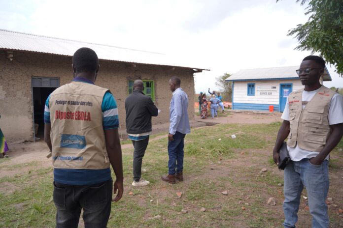 Personal sanitario contra el ébola en la región de Ituri, en la RD Congo. EFE/EPA/DIEUDONNE DIROLE
