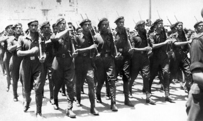 Desfile de fuerzas militares por la ciudad de Tetuán, en julio de 1938, con motivo del segundo aniversario del alzamiento contra la República. EFE/Archivo.
