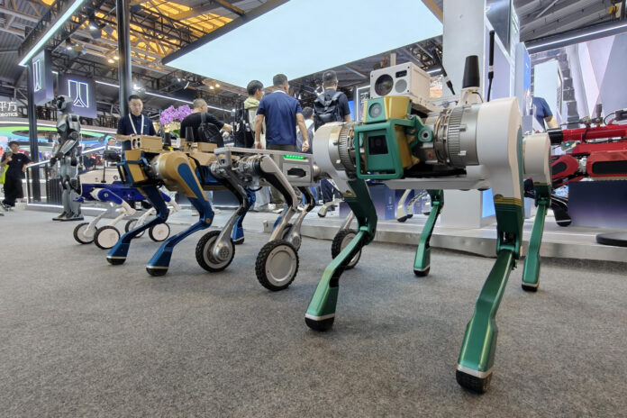 Varios robots trabajan como parte de una exhibición en el Congreso Mundial de Inteligencia Artificial (WAIC), la principal feria dedicada a esa tecnología en China, que ha abierto este viernes sus puertas en Shanghái, China. La megalópolis oriental china de Shanghái acoge desde este viernes la Conferencia Mundial de Inteligencia Artificial (WAIC), la principal feria dedicada a este incipiente sector en el país asiático, el cual busca reafirmar su capacidad de competir cara a cara contra Estados Unidos. EFE/ Víctor Escribano

