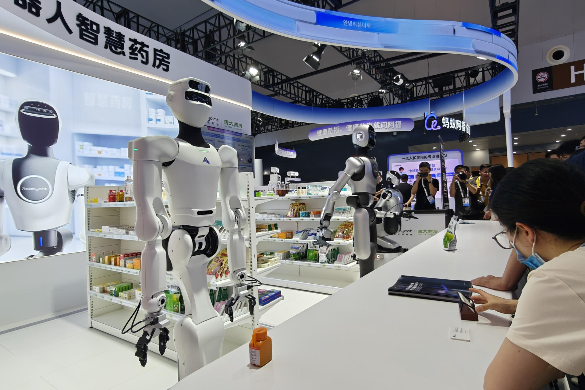 Varios robots trabajan como parte de una exhibición en el Congreso Mundial de Inteligencia Artificial (WAIC), la principal feria dedicada a esa tecnología en China, que ha abierto este viernes sus puertas en Shanghái, China. La megalópolis oriental china de Shanghái acoge desde este viernes la Conferencia Mundial de Inteligencia Artificial (WAIC), la principal feria dedicada a este incipiente sector en el país asiático, el cual busca reafirmar su capacidad de competir cara a cara contra Estados Unidos. EFE/ Víctor Escribano

