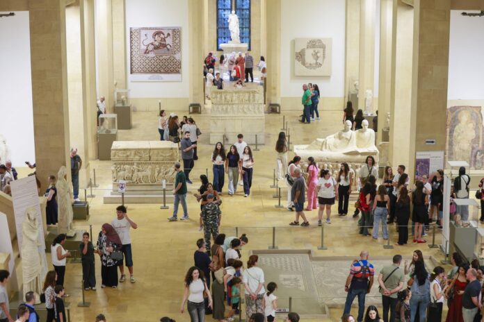 Las autoridades culturales del Líbano alertan de que la ofensiva israelí en el sur del país no solo está destruyendo pueblos e infraestructuras, sino también parte de un patrimonio arqueológico e histórico que consideran esencial para la identidad nacional, un mensaje que exhiben ante miles de visitantes en los principales museos libaneses. EFE/EPA/WAEL HAMZEH
