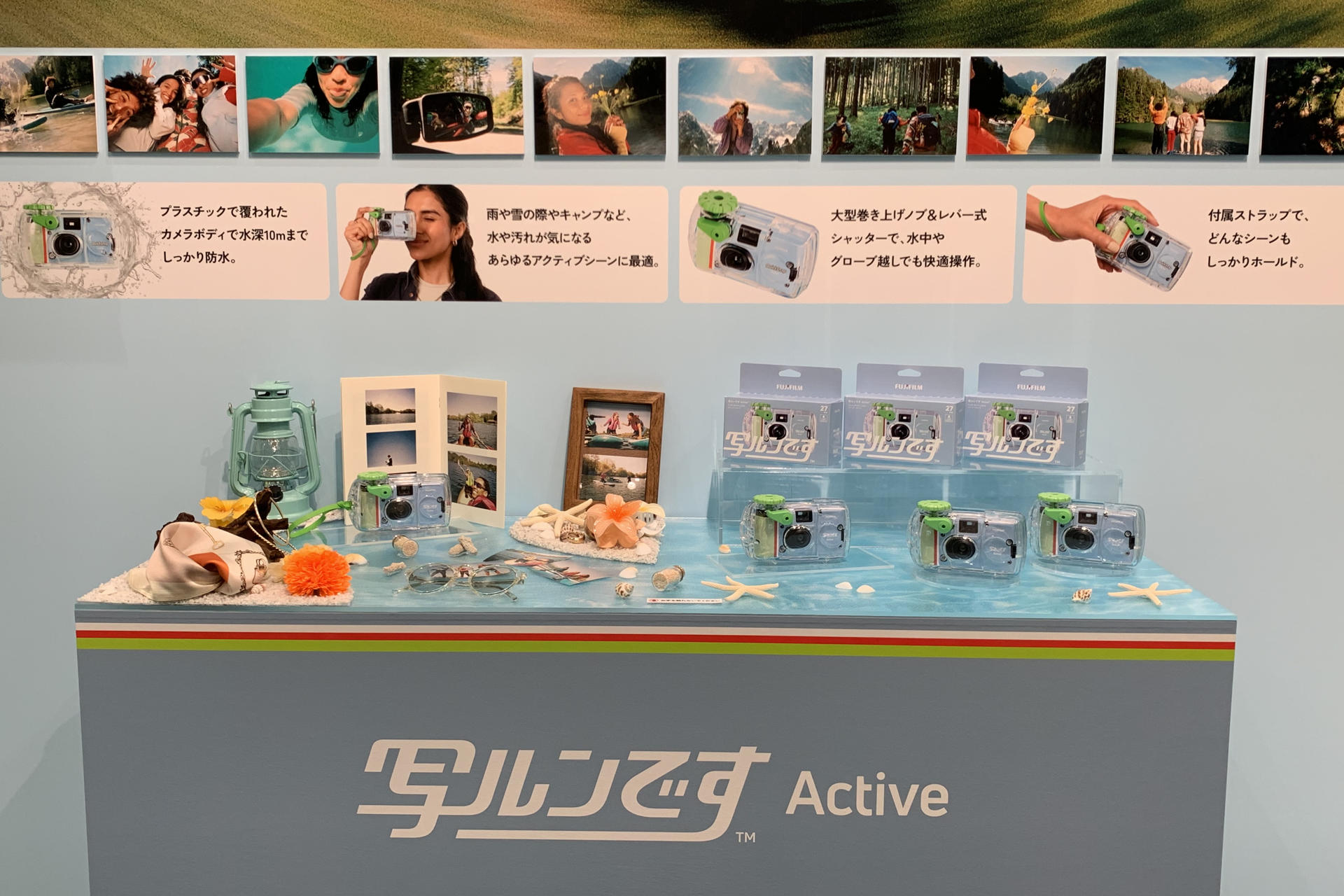 TOKIO (JAPÓN), 17/07/2026.- Mientras las generaciones más jóvenes crecen con un teléfono inteligente en las manos, recurren simultáneamente a lo analógico: desde vinilos hasta diarios. Con este interés nostálgico por experiencias pausadas en un mundo cada vez más tecnológico, Fujifilm relanza este verano dos históricas cámaras analógicas desechables. 
EFE/ Paula Gracia
