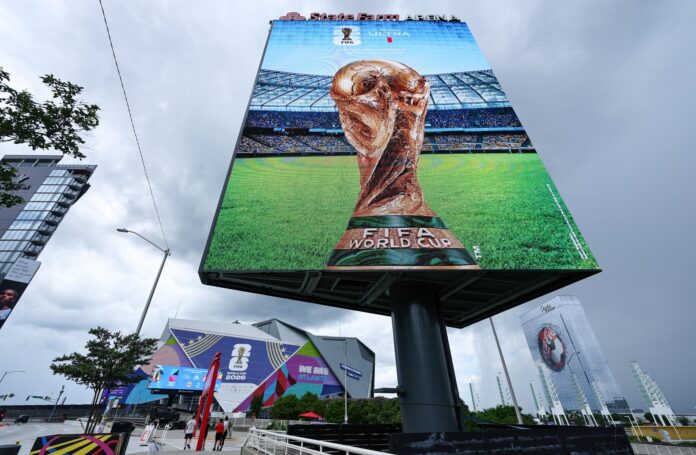 Una pantalla gigante muestra el trofeo de la Copa del Mundo FIFA 2026 en Atlanta., en una foto del pasado 14 de junio. EFE/EPA/RONALD WITTEK
