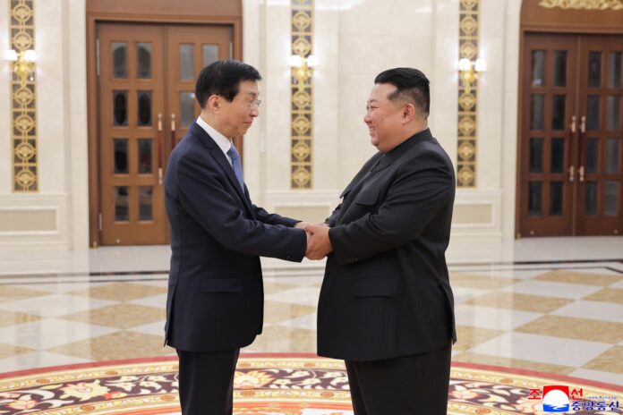 Pionyang (Corea del Norte), 17/07/2026.- Una fotografía publicada por la agencia oficial de noticias norcoreana KCNA muestra al líder norcoreano Kim Jong Un (derecha) saludando al presidente de la Conferencia Consultiva Política del Pueblo Chino, Wang Huning (izquierda), durante una visita oficial de buena voluntad; en Pionyang, Corea del Norte, 16 de julio de 2026.
EFE/EPA/KCNA EDITORIAL USE ONLY
