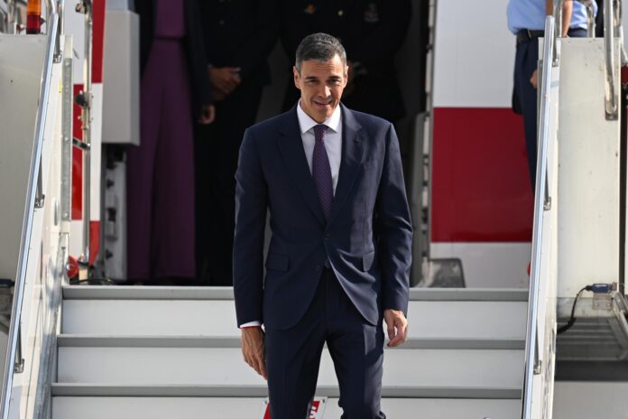 Fotografía del pasado 7 de julio, en la que puede verse al presidente del Gobierno español, Pedro Sánchez, durante un viaje internacional. EFE/ MUHAMMED ABDULLAH KURTAR *POOL*
