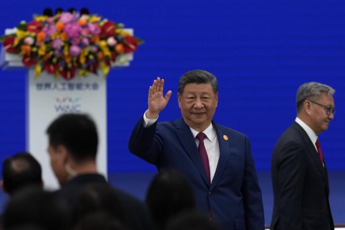 SHANGAI (China), 17/07/2026.- El presidente chino, Xi Jinping, saluda a su llegada a la ceremonia de apertura de la Conferencia Mundial de Inteligencia Artificial en Shanghái, China, el 17 de julio de 2026.
EFE/EPA/NG HAN GUAN / POOL
