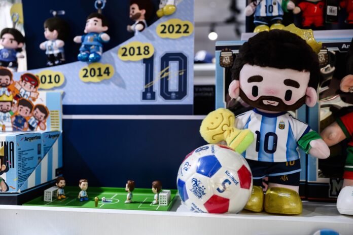 Una tienda oficial muestra mercadotecnia del jugador argentino Leo Messi, en Pekín, este jueves 16. EFE/EPA/WU HAO
