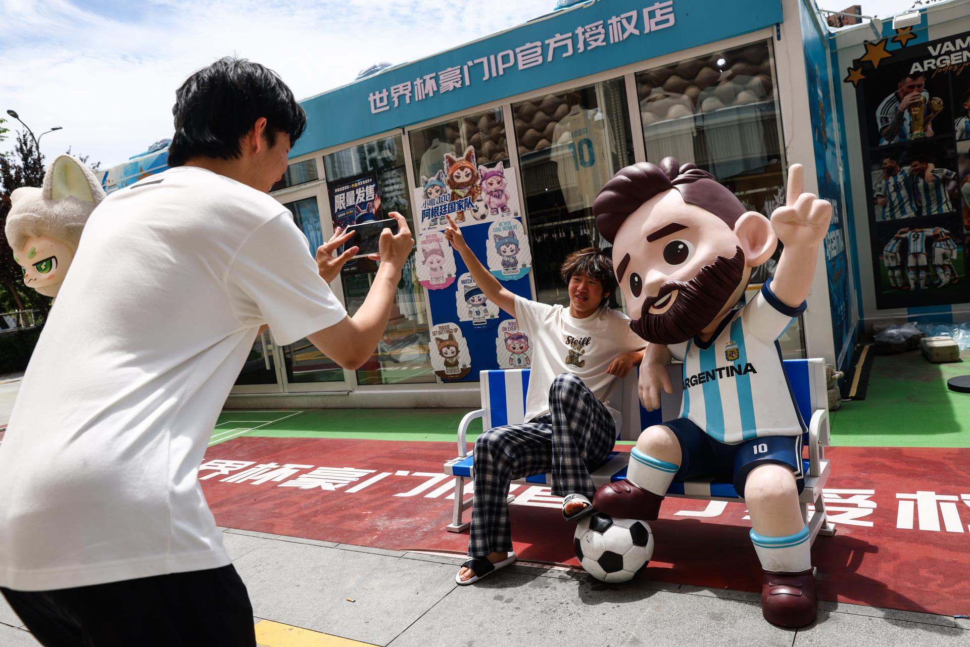 Una tienda oficial muestra mercadotecnia del jugador argentino Leo Messi, en Pekín, este jueves 16.  EFE/EPA/WU HAO
