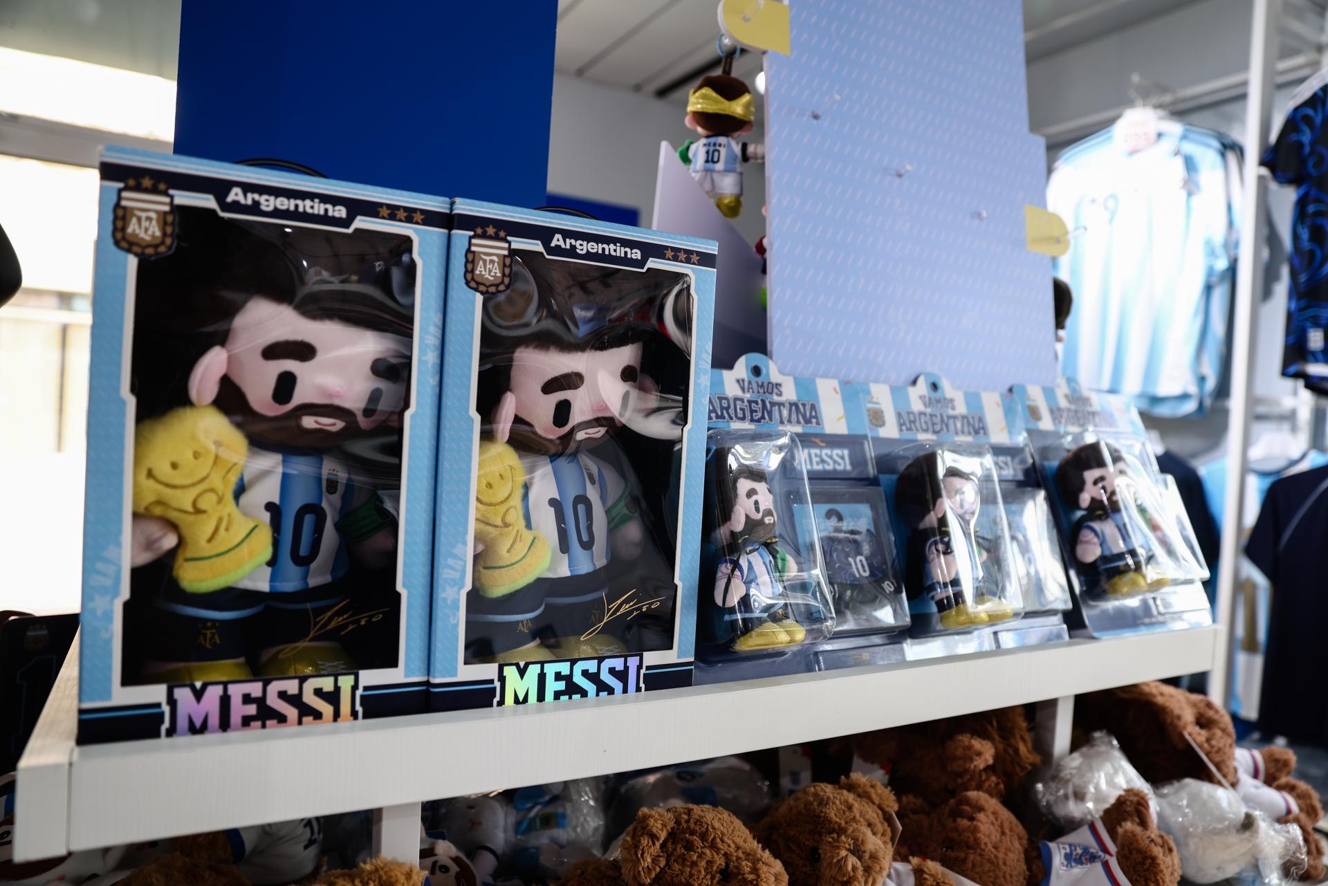 Una tienda oficial muestra mercadotecnia del jugador argentino Leo Messi, en Pekín, este jueves 16.  EFE/EPA/WU HAO
