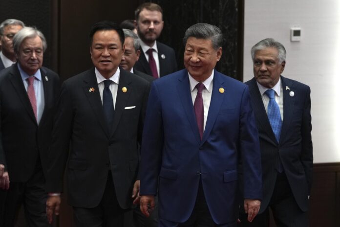 SHANGAI (China), 17/07/2026.- (De izquierda a derecha), el secretario general de la ONU, Antonio Guterres, el primer ministro de Tailandia, Anutin Charnvirakul, el presidente de China, Xi Jinping, y el viceprimer ministro de Pakistán, Mohammad Ishaq Dar, llegan para una foto grupal antes de la ceremonia de apertura de la Conferencia Mundial de IA en Shanghái, China, el 17 de julio de 2026.
 EFE/EPA/NG HAN GUAN / POOL
