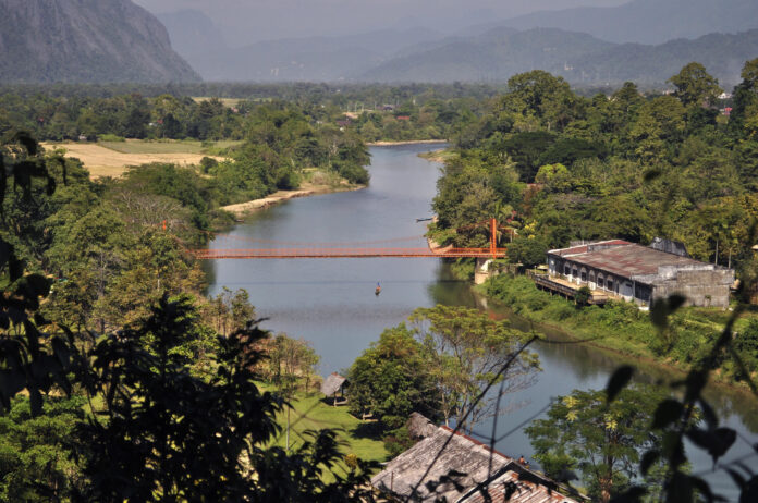 Imagen de archivo de Vang Vieng, epicentro del turismo en Laos, conocido por sus maravillosos parajes naturales con verdes montañas, campos de arroz y cuevas.
EFE/Noel Caballero
