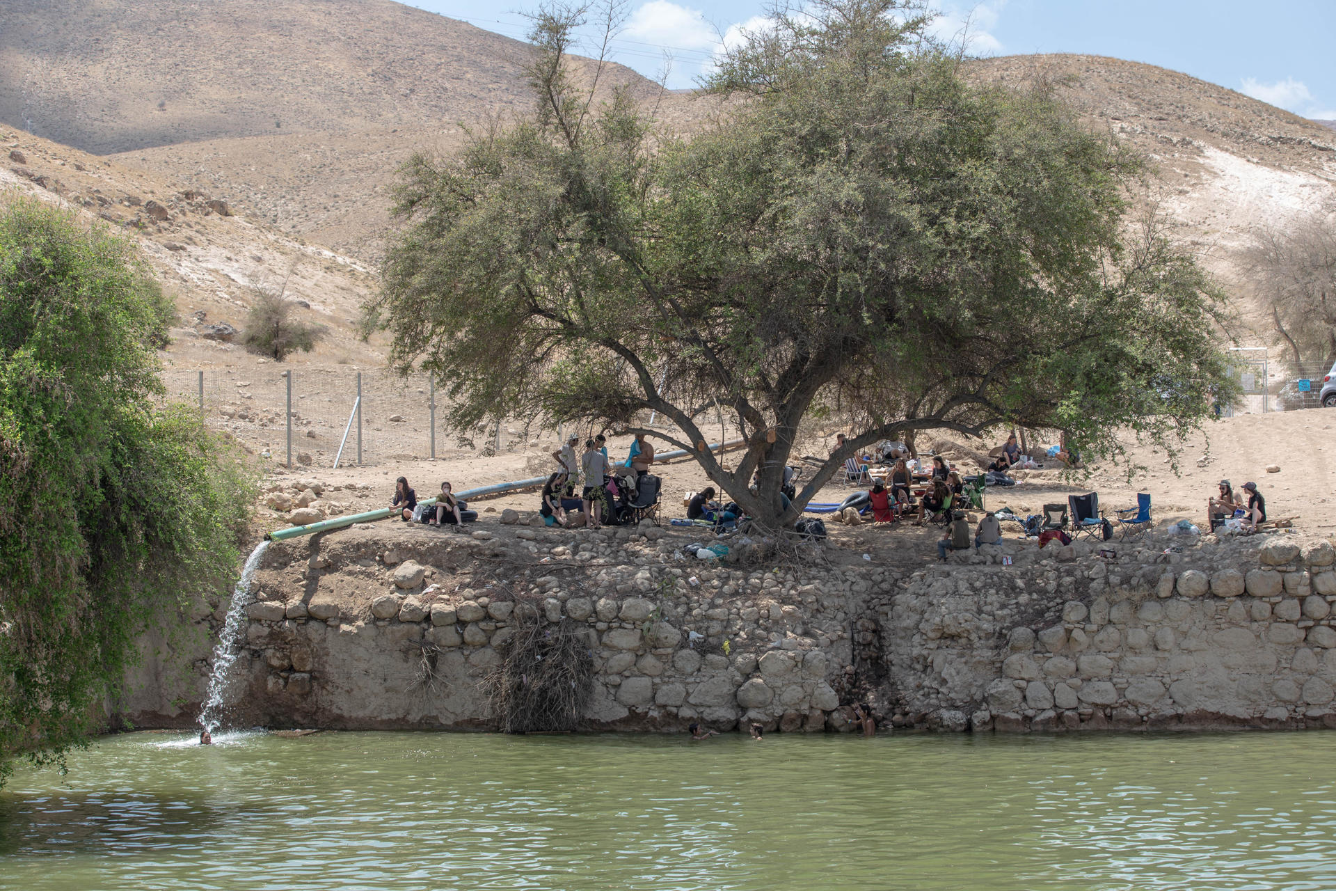 Colonos y soldados israelíes se bañan en una poza que asocian al Rey Herodes cerca del asentamiento ilegal de Petzael, situado en territorio palestino -en el Valle del Jordán en Cisjordania ocupada-. EFE/Patricia Martinez