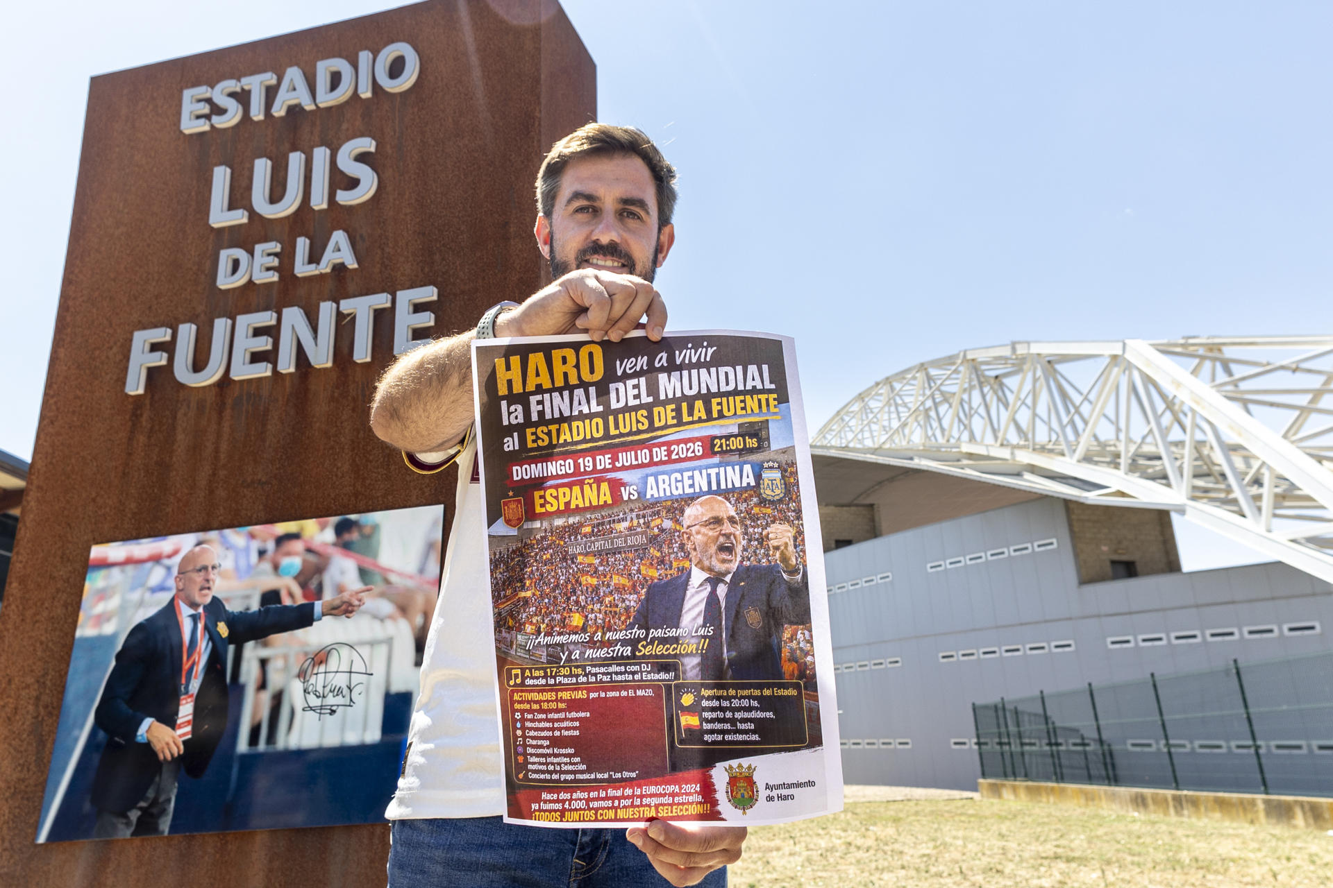 El concejal jarrero de Festejos e Instalaciones Deportivas, Borja Merino muestra el cartel con las actividades programadas en Haro para la final del Mundial. La localidad riojana de Haro vive estos días con emoción los últimos compases del Mundial, ya que la final España-Argentina cuenta entre sus protagonistas con el seleccionador español, Luis de la Fuente, uno de los vecinos más ilustres de este municipio de unos 12.000 habitantes. EFE/Raquel Manzanares
