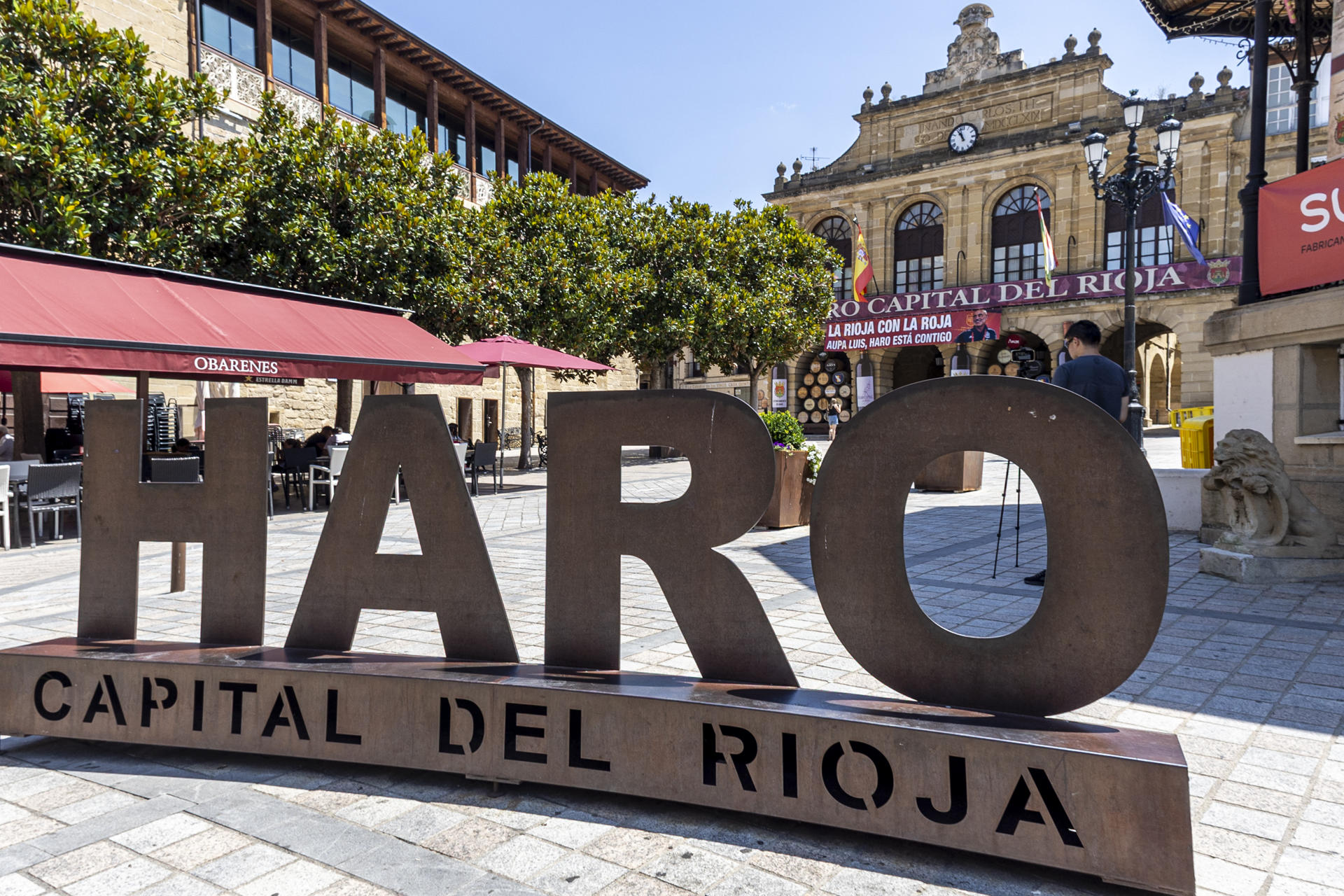 La ciudad riojana de Haro, donde nació el seleccionador español de fútbol, Luis de la Fuente, está volcada estos días en "empujar" a uno de sus paisanos más ilustres hacia la gloria para que, al frente de la selección española de fútbol, gane la final del Mundial ante Argentina, por lo que el grito unánime es "¡Aúpa Luis!" EFE/Raquel Manzanares
