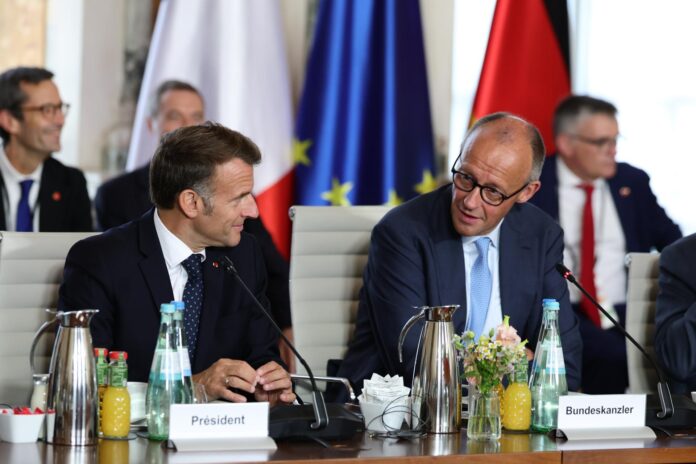 El canciller alemán, Friedrich Merz (d), y el presidente francés, Emmanuel Macron (i), presiden en Bruhl (Alemania) un Consejo de Ministros franco-alemán centrado en estrategias para fortalecer la competitividad y la soberanía europea. EFE/EPA/ANDREAS RENTZ / POOL
