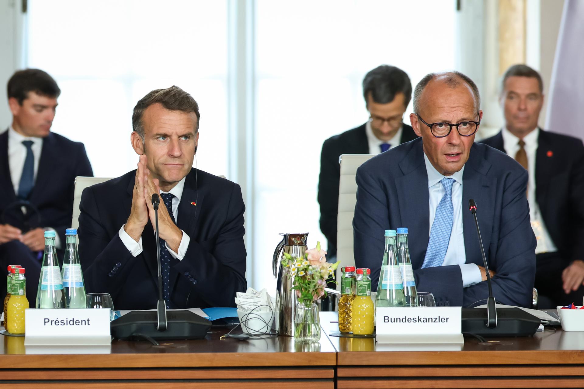 El canciller alemán, Friedrich Merz (d), y el presidente francés, Emmanuel Macron (i), presiden en Bruhl (Alemania) un Consejo de Ministros franco-alemán centrado en estrategias para fortalecer la competitividad y la soberanía europea. EFE/EPA/ANDREAS RENTZ / POOL
