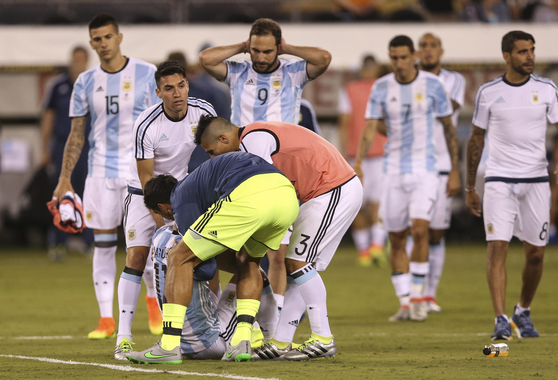 Jugadores de Argentina consuelan a Lionel Messi (abajo), quien falló un penalti, tras perder ante Chile la final de la Copa América Centenario el 26 de junio de 2016, en el estadio MetLife. EFE/DAVID FERNÁNDEZ
