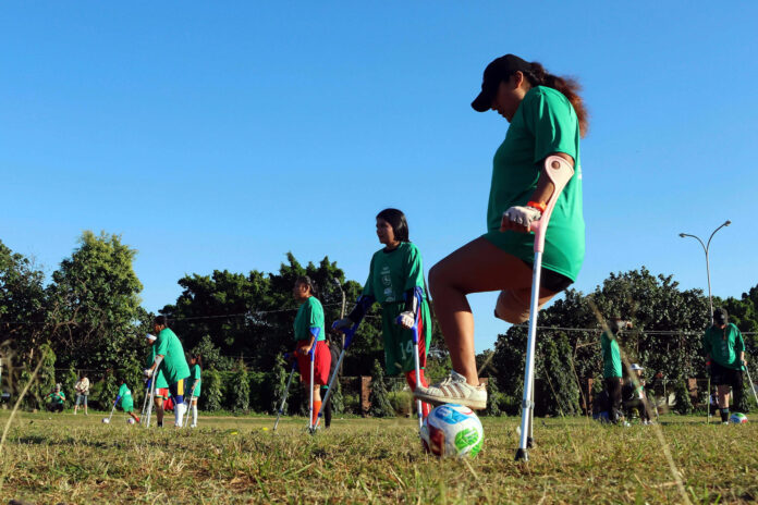 Un grupo de mujeres con miembros amputados participan en una práctica de fútbol durante un campamento de entrenamiento en Santa Cruz (Bolivia). EFE/ Juan Carlos Torrejon
