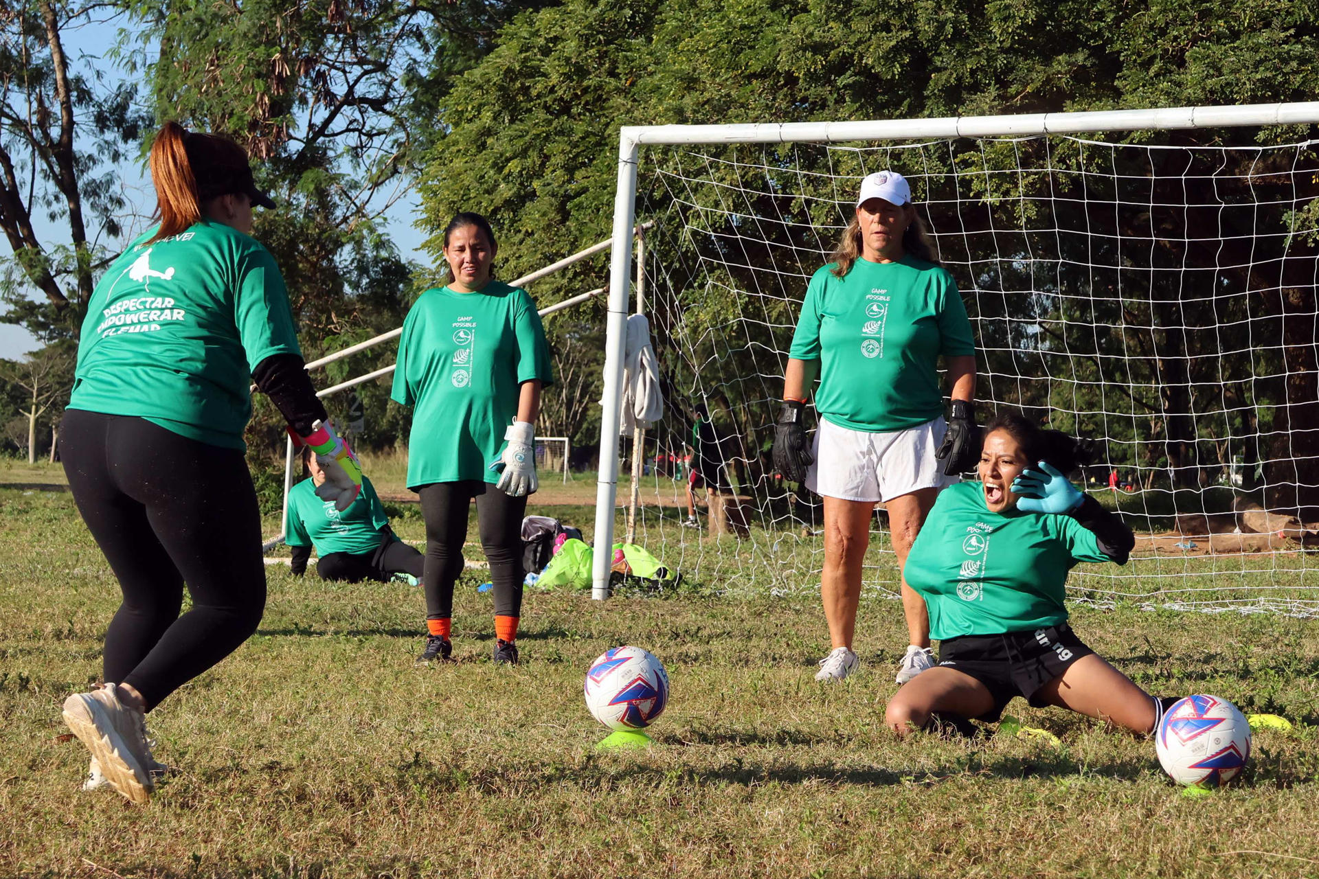 Un grupo de mujeres con miembros amputados participa en una práctica de fútbol durante un campamento de entrenamiento en Santa Cruz (Bolivia). EFE/ Juan Carlos Torrejon
