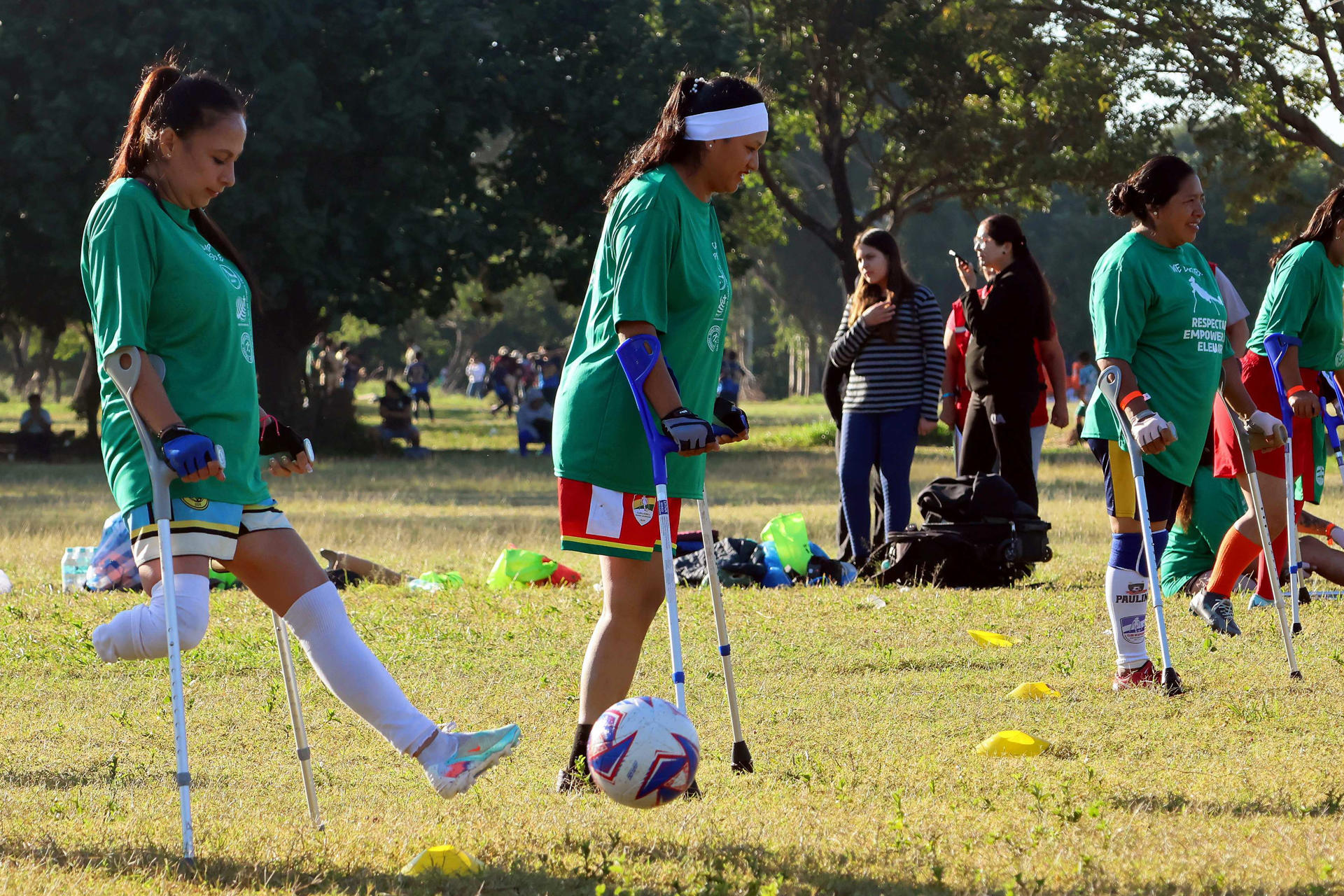 Un grupo de mujeres con miembros amputados participa en una práctica de fútbol durante un campamento de entrenamiento en Santa Cruz (Bolivia). EFE/ Juan Carlos Torrejon
