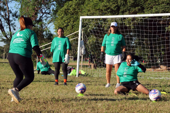 Un grupo de mujeres con miembros amputados participa en una práctica de fútbol durante un campamento de entrenamiento este martes, en Santa Cruz (Bolivia). Mujeres bolivianas y extranjeras decidieron superar toda limitación física para participar en el Primer Campamento Sudamericano de Fútbol Femenino para Amputadas, que se desarrolla en la ciudad de Santa Cruz y con el que también se busca instituir esta disciplina en el país andino y conformar una selección de la categoría con miras al Mundial de 2027. EFE/ Juan Carlos Torrejon
