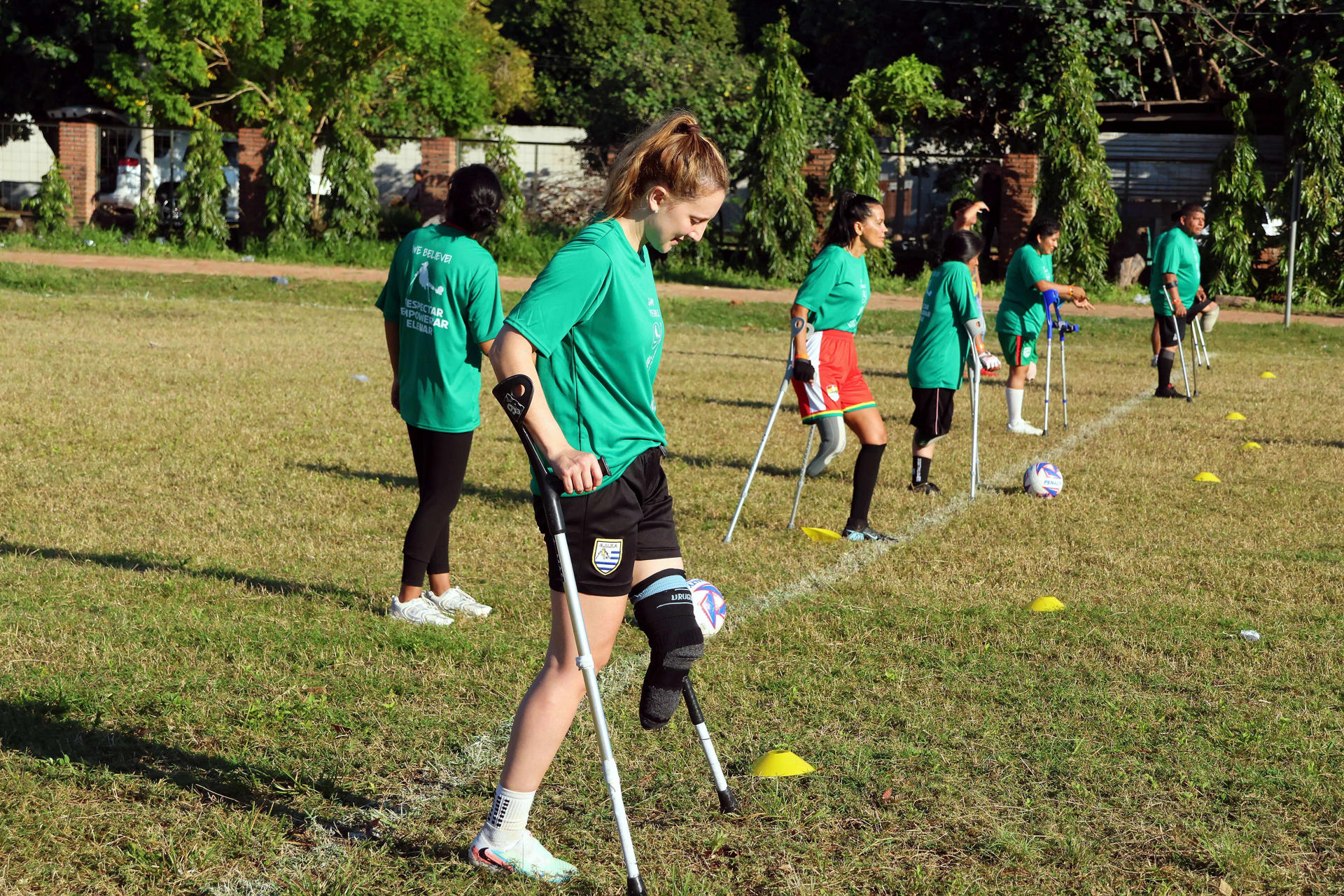 Un grupo de mujeres con miembros amputados participa en una práctica de fútbol durante un campamento de entrenamiento este martes, en Santa Cruz (Bolivia). Mujeres bolivianas y extranjeras decidieron superar toda limitación física para participar en el Primer Campamento Sudamericano de Fútbol Femenino para Amputadas, que se desarrolla en la ciudad de Santa Cruz y con el que también se busca instituir esta disciplina en el país andino y conformar una selección de la categoría con miras al Mundial de 2027. EFE/ Juan Carlos Torrejon