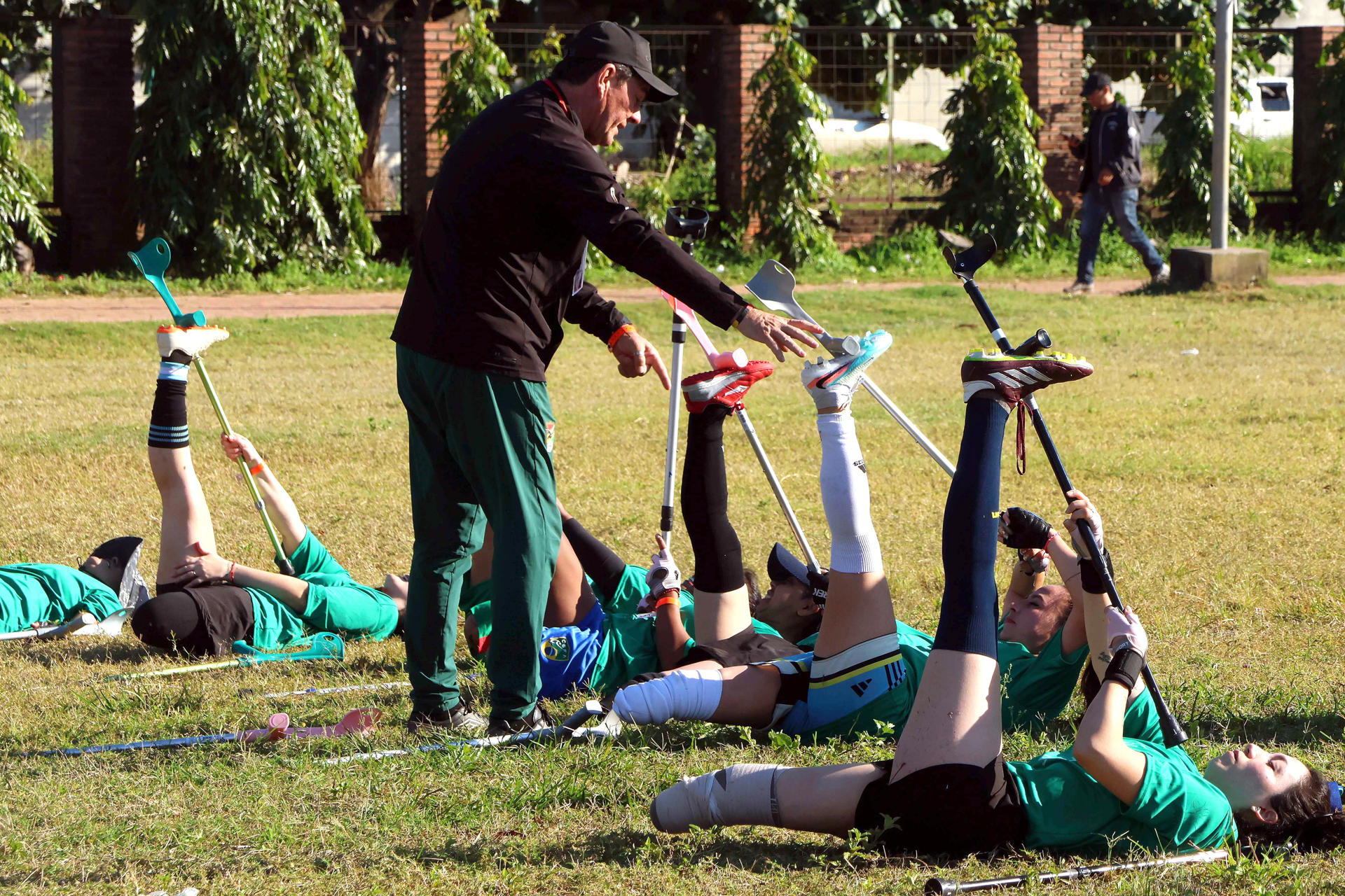 Un grupo de mujeres con miembros amputados participa en una práctica de fútbol durante un campamento de entrenamiento este martes, en Santa Cruz (Bolivia). Mujeres bolivianas y extranjeras decidieron superar toda limitación física para participar en el Primer Campamento Sudamericano de Fútbol Femenino para Amputadas, que se desarrolla en la ciudad de Santa Cruz y con el que también se busca instituir esta disciplina en el país andino y conformar una selección de la categoría con miras al Mundial de 2027. EFE/ Juan Carlos Torrejon