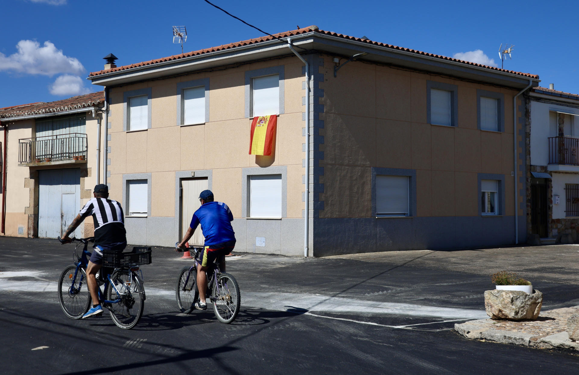Dos vecinos pasean por delante de la casa de los abuelos de Unai Simón. En la pedanía de San Marcial (Zamora), de apenas 130 vecinos, de la que desciende por parte paterna el portero de la Selección Española de fútbol, Unai Simón, sus vecinos se congregan en el bar del pueblo para disfrutar juntos los triunfos en el Mundial y animar especialmente al guardameta que veranea en esa localidad de la comarca de Tierra del Vino, en la que residen sus abuelos. EFE/Mariam A. Montesinos