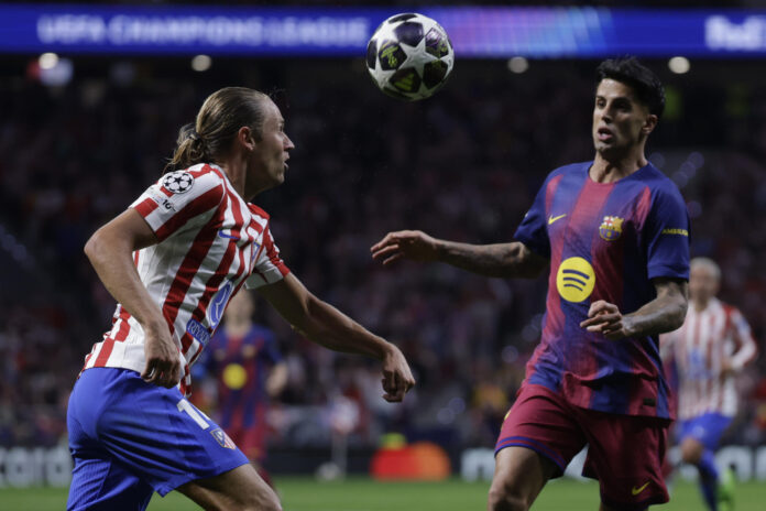 Joao Cancelo y Marcos Llorente, en un Atlético de Madrid-Barcelona de la última temporada. EFE/Juanjo Martín
