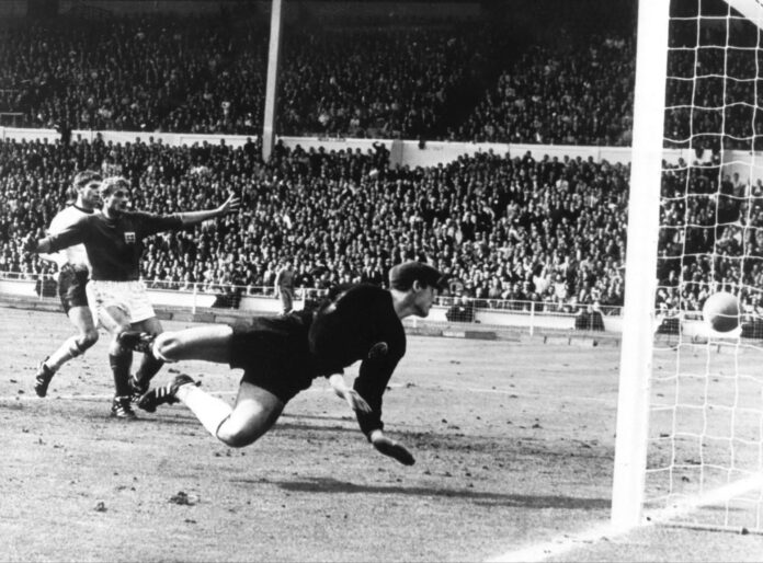 Fotografía de archivo del 30 de julio de 1966, en la que puede verse la jugada polémica de la final entre Alemania e Inglaterra, equipo anfitrión que terminaría llevándose el título del Mundial 1966. EFE/DPA/Archivo
