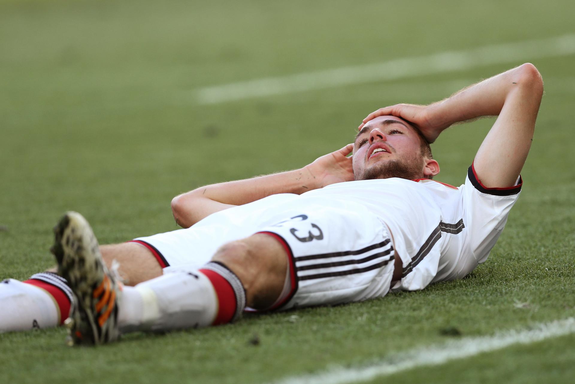 Fotografía de archivo del 13 de julio de 2014, en la que puede verse al centrocampista alemán Christoph Kramer, tendido sobre el terreno de juego tras recibir un golpe, durante la final del Mundial de Fútbol de Brasil 2014, que disputaron Alemania y Argentina. EFE/Ballesteros *Sólo uso editorial*
