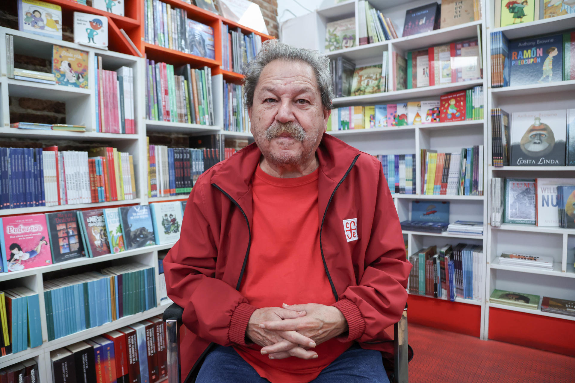 Fotografía del 10 de julio de 2026 del director del Fondo de Cultura Económica (FCE), el mexicano Paco Ignacio Taibo II, quien aseguró durante una entrevista con EFE que una sociedad que posee el hábito de la lectura cuenta con "más vacunas contra la desinformación" y las campañas globales de calumnias, en la sede del Fondo de Cultura Económica, en Ciudad de Guatemala (Guatemala). EFE/ Mariano Macz
