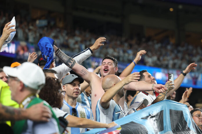 Aficionados de Argentina celebran en un partido del grupo J del Mundial de la FIFA 2026 entre Argentina y Argelia en el estadio Arrowhead en Kansas (Estados Unidos). Imagen de archivo. EFE/ Juan Ignacio Roncoroni
