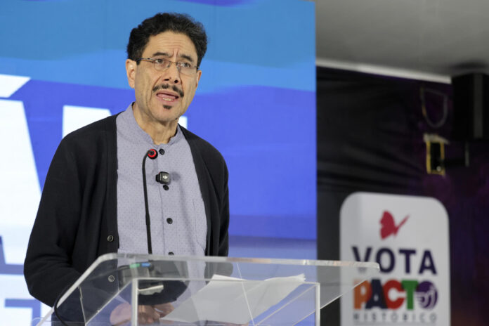 El excandidato presidencial de izquierda Iván Cepeda, habla en una rueda de prensa este viernes, en Bogotá (Colombia). EFE/ Carlos Ortega
