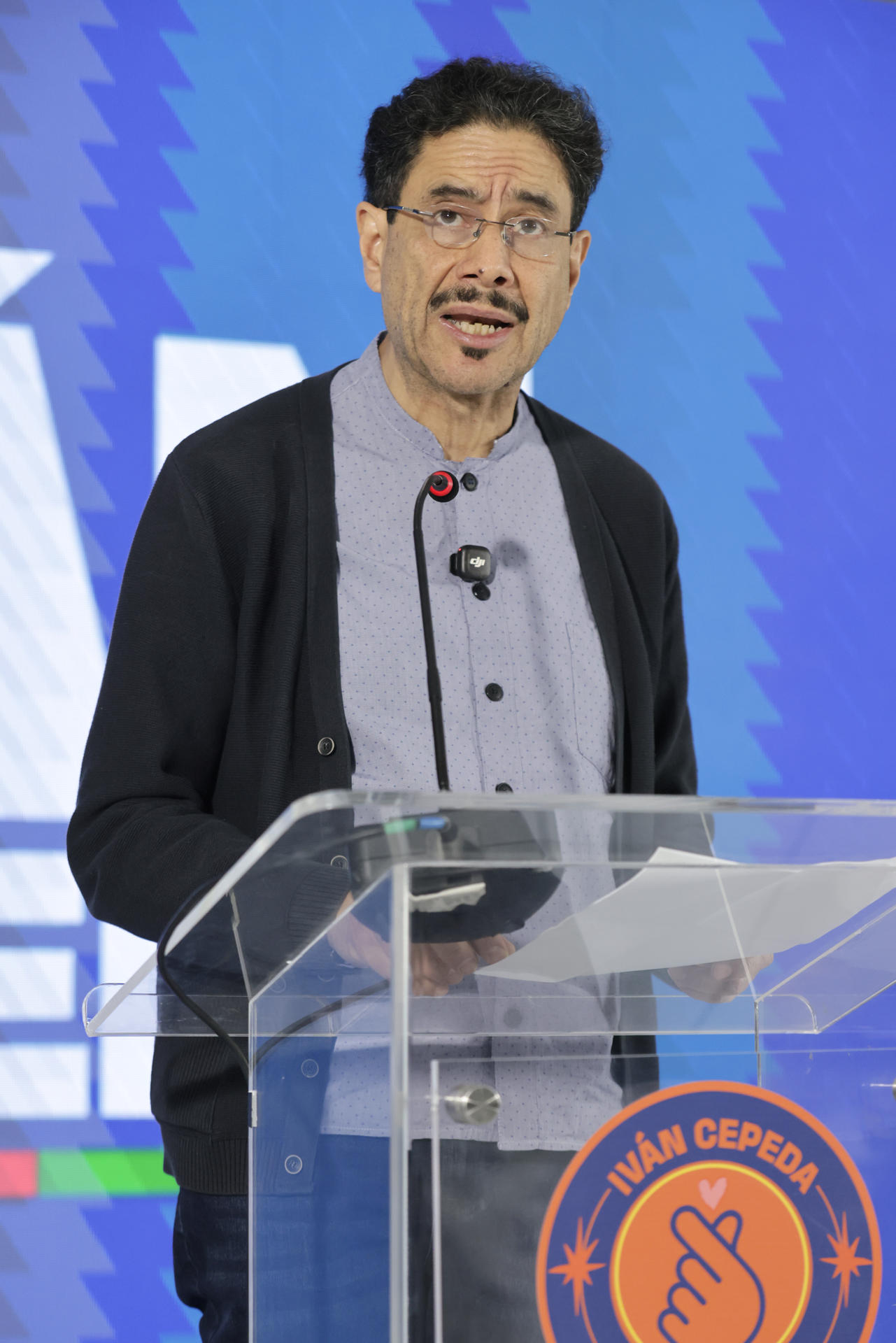 El excandidato presidencial de izquierda Iván Cepeda, habla en una rueda de prensa este viernes, en Bogotá (Colombia). EFE/ Carlos Ortega
