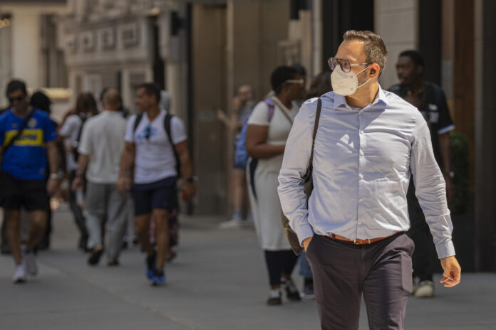 Una persona se cubre con un tapabocas este viernes, en Nueva York (EE.UU.). Los incendios forestales que azotan Canadá siguen llevando a partes de Estados Unidos grandes columnas de humo que mantienen bajo alerta a amplias zonas del país por sus efectos sobre la calidad del aire. EFE/ Angel Colmenares

